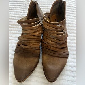 Free People Women's Brown Strappy Leather Shoes. Size 39
